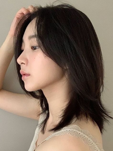 (Korean Layered Haircut) hush cut for medium length hair Haircut Ideas Short Layered, Haircuts Korean Women, Short Long Layers Haircut, Hush Cut For Short Hair, Asian Short Layered Hair, Korean Hair Medium Length, Mid Length Bob Hairstyles For Fine Hair, Short Layered Haircuts Asian, Medium Hair Layered Haircut