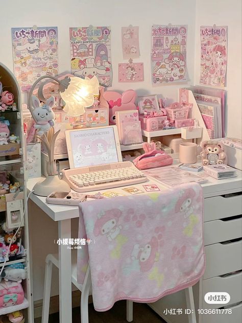 Desk Pink Aesthetic, Sanrio Desk, Desk Pink, Pretty Desk, Kawaii Lifestyle, Desk Idea, Pretty Desks, Stationery Desk, Desk Aesthetic