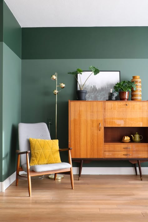 Wall Colors That Go With Teak Furniture, Interior Design Green Wall, Green Wall Room, Office Green Wall, Green Wall Living Room, Green Wall Interior Design, Green Walls Interior, Green Wall Interior, Interior Green Wall