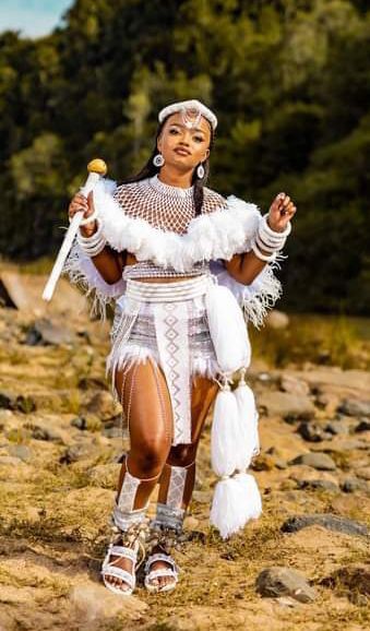 Traditional South African Clothing, Ibibio Traditional Attire For Women, Umemulo Outfits, Zulu Aesthetic, Zulu Wedding Dress, Modern Zulu Traditional Attire, Zulu Traditional Attire Umemulo, Zulu Traditional Attire African Women, South African Traditional Clothing