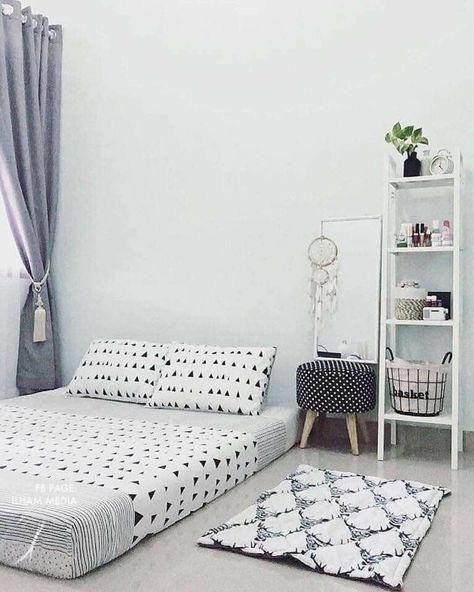 Easy Room Decor, Minimalist Bedroom Design, Dorm Room Inspiration, Small Bedroom Decor, Bedroom Decor Design, Small Room Design, Minimalist Room, White Room, Room Makeover Bedroom