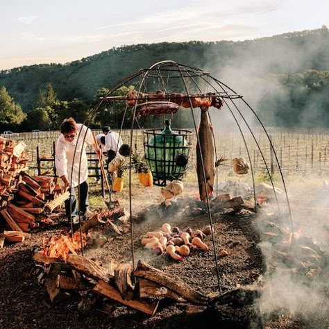 Francis Mallmann’s signature dome, in the Napa Valley Francis Mallman, Barbeque Design, Asado Grill, Cooking With Fire, Cooking Over Fire, Bbq Festival, Fire Pit Cooking, Open Fire Cooking, Fire Pit Landscaping