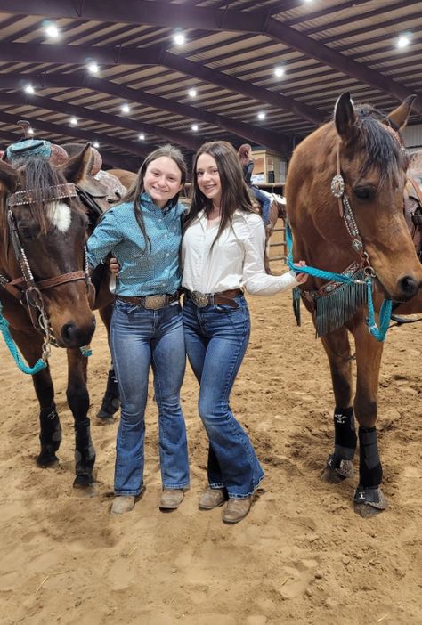 Country Best Friend Pictures, Country Friends, Country Best Friends, Country Fits, Women In Tie, Bay Horse, Cute Country Outfits, Rodeo Life, Western Life