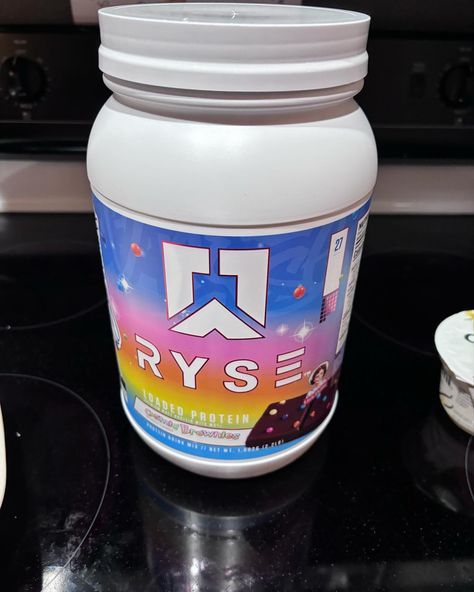 Create My Dessert with Me! 🍨 Hey everyone! Tonight, I’m whipping up a delicious and protein-packed dessert that’s perfect for satisfying those sweet cravings. Here’s how you can make it too: Ingredients: • 1 scoop Ryse Loaded Protein in “Cosmic Brownies” flavor • 2 cups Chobani Vanilla Greek Yogurt Instructions: 1. In a bowl, add 2 cups of Chobani Vanilla Greek Yogurt. 2. Add 1 scoop of Ryse Loaded Protein “Cosmic Brownies” to the yogurt. 3. Mix thoroughly until the protein powder i... Cookie And Cream Protein Powder Recipes, Cookies N Cream Protein Powder Recipes, Kos Protein Powder, Ryse Protein Powder Recipe, Protien Powders, Truvani Protein Powder, Cosmic Brownies, Vanilla Greek Yogurt, Workout Supplements