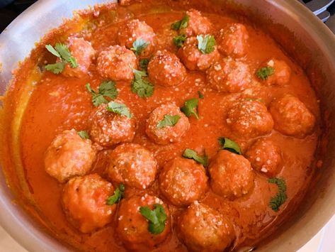 Turkey Meatballs Vodka Sauce, Turkey Meatball Sauce, Mini Turkey Meatballs, Chicken Meatballs Healthy, Vodka Sauce Recipe, Braised Chicken Breast, Vodka Pasta, Turkey Meatball Recipe, How To Make Meatballs