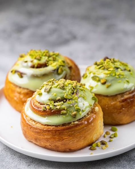 Pistachio Cinnamon Rolls with Pistachio Cream Cheese Icing are a gourmet twist on traditional cinnamon rolls, featuring a luscious pistachio filling and a creamy pistachio-infused icing. Perfect for breakfast, brunch, or a sweet snack, these rolls are sure to impress. Cream Cheese Pistachio, Gourmet Pastry Recipes, Pistachio Breakfast Recipes, Recipes Using Pistachio Cream, Recipes With Pistachio Cream, Pistachio Cinnamon Rolls, Dutch Oven Pot Roast Recipes, Pistachios Dessert, Pistachio Buns