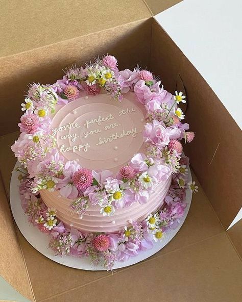 Real Flower Cake, Floral Cake Ideas, Floral Cake Birthday, How To Melt Chocolate, 28th Birthday Cake, Chocolate Creations, 1st Birthday Cakes, Chocolate Cake Decoration, Gateaux Cake