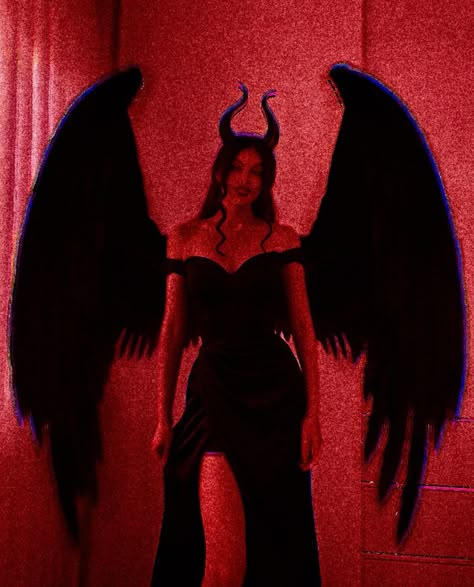 Devil girl photo Demon Princess Aesthetic, Devil Woman Aesthetic, Lilith Costume Halloween, Devils Costume, Lilith Costume, Demon Photoshoot, Devil Photoshoot, Succubus Costume, Demon Halloween Costume