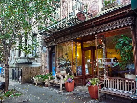 Fairy lights adorn the path to Café Grumpy on 20th and 7th, #NYC. http://www.nyhabitat.com/blog/2013/07/15/live-like-local-chelsea-manhattan/ Chelsea Neighborhood Nyc, Chelsea New York City, New York Chelsea, Nyc Coffee Shop, Chelsea Manhattan, Nyc Coffee, Chelsea Nyc, Chelsea New York, Nyc Travel