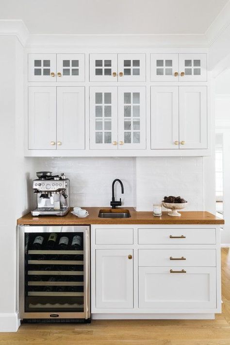 Built-in Kitchen Coffee Bar and Drink-Station #coffeebar  #coffeebarideas #coffeebardesign #coffeestation Gorgeous White Kitchen, Kitchen Wet Bar, Diy Home Decor For Apartments, Coffee Bars In Kitchen, Colonial Style Homes, Coffee Bar Home, Home Bar Designs, Wet Bars, Wet Bar