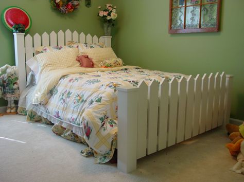 White Picket Fence headboard/footboard Picket Fence Headboard, Fence Headboard, Childs Bed, Fence Decorations, Diy Headboard Ideas, Old Bed Frames, Bed Interior, Headboard Ideas, Old Beds