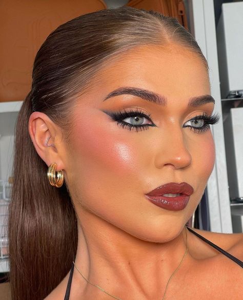 Here's everything to know about the man-eater makeup trend from TikTok, like how to do man-eater makeup and how to customize it, from two makeup artists. Man Eater, Make Tutorial, Strip Eyelashes, Artist Custom, From Tiktok, Summer Glow, Makeup Artists, Makeup Trends, Makeup Inspo