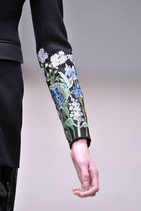 Embroidery Fashion Detail, Couture Embroidery, 자수 디자인, Couture Details, Looks Street Style, Christopher Kane, Embroidered Clothes, Embroidery Fashion, Mode Inspo