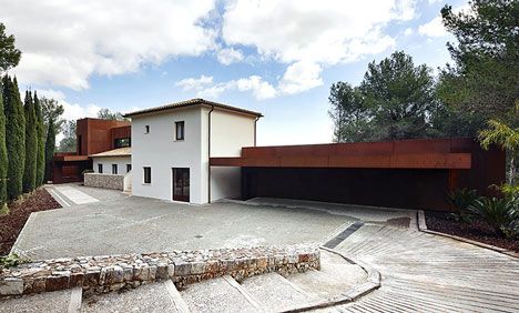 dezeen_KubiKextension-by-GRAS-arquitectos_14 Inside Garden, Mallorca Spain, Indoor Swimming, Indoor Swimming Pools, White Concrete, Corten Steel, Old New House, House Extensions, House Architecture Design