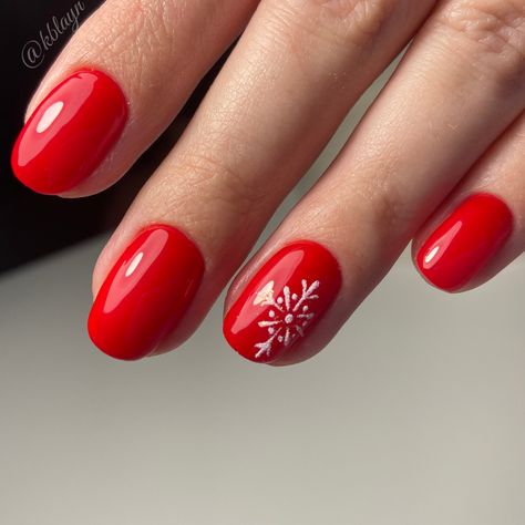 Red Nails White Snowflake, Red And Snowflake Nails, Red Christmas Nails Snowflakes, Snowflake Red Nails, Red Nails With White Snowflakes, Red Nails Snowflake, Red Nails With Snowflake Design, Red Nails With Snowflake, Red Snowflake Nails