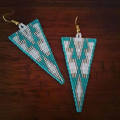 Jewelry Sets Handmade, Stitch Jewelry, Beaded Earrings Native, Beaded Earrings Diy, Native Beadwork, Brick Stitch Earrings, Brick Stitch Pattern, Native American Beadwork, Bead Loom Bracelets