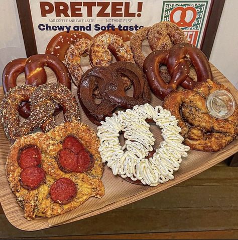 Soft salty pretzels Food Snack, Salty Foods, Soft Pretzels, Cafe Latte, Pretzels, Sweet And Salty, Anime Dragon Ball, Pretzel Bites, Dragon Ball