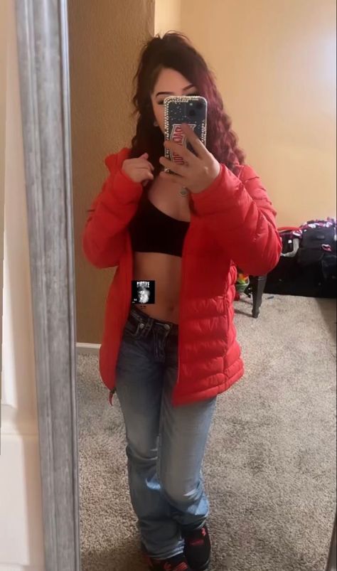 Basic Converse Outfits, Red Latina Outfit, Insta Baddie Outfits School, Latina Winter Outfits, Latina Outfits, Latina Fashion Outfits, Red Puffer, Latina Fashion, Casual School Outfits