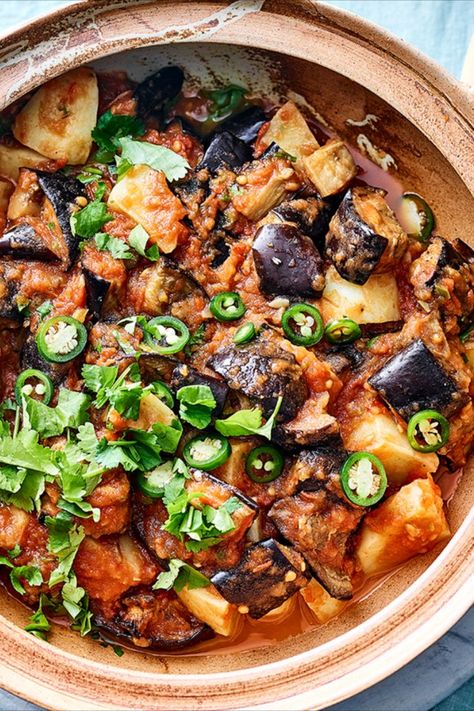 Aubergine Potato Recipe, Aubergine And Potato Curry, Chicken And Aubergine Recipes, Aubergine Curry Recipes, Roast Aubergine, Healthy Roast, Cleanish Eating, Asian Curry, Autumn Meals