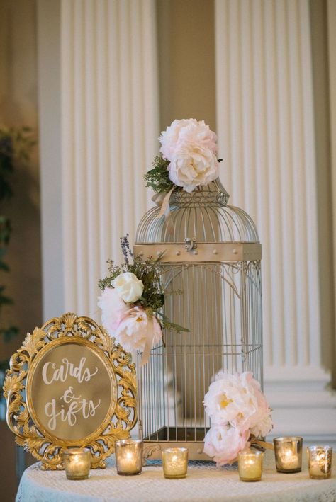 French Themed Wedding, Bird Cage Centerpiece, Wedding Table Themes, Gift Table Wedding, Wedding Birdcage, Vintage Bird Cage, French Wedding, Card Box Wedding, Wedding Gift Favors