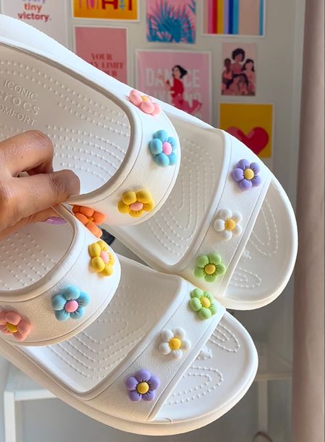 Crush sandal crocs with flowers Crocks Sandals For Women, Crocs With A Dress, Crocs Women Sandals, White Croc Jibbitz Ideas, Crocs With Flowers, Crocks Shoes Outfit Women, Crocs Sandals Outfit, Crock Shoes Outfit, Crocs Crush Sandals