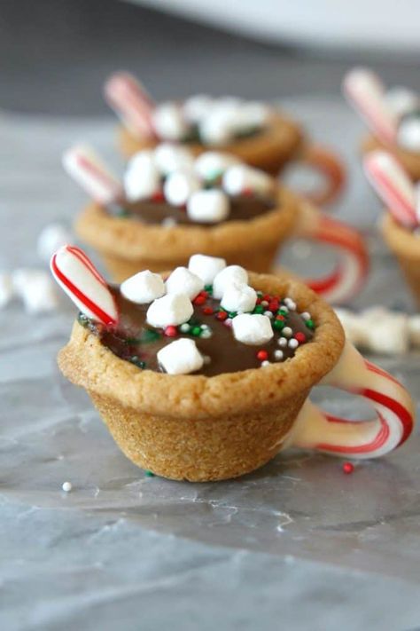 Hot Chocolate Cookie Cups, Chocolate Cookie Cups, Hot Chocolate Cookie, Fun Holiday Desserts, Hot Chocolate Cookies Cups, Unique Christmas Cookies, Easy Dessert Recipes Christmas, Cookie Cups Recipe, Smores Dessert