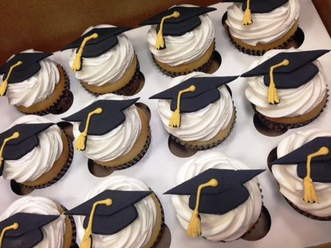 Graduation Cupcakes Black And Gold, Graduation Cap Cupcakes, Grad Cupcakes Ideas, Graduation Cupcakes 2024, Cupcake Graduation, Graduation Cupcake Cake, Grad Cupcakes, Graduation Snacks, Graduation Cake Designs