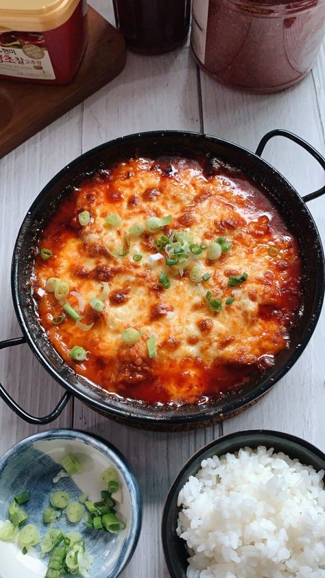 Chicken Buldak Cheese, Cheese Buldak Chicken, Korean Cheese Recipes, Korean Fire Chicken With Cheese, Buldak Chicken Recipe, Korean Fire Chicken, Cheese Buldak Recipe, Cheese Dakgalbi, Buldak Recipe