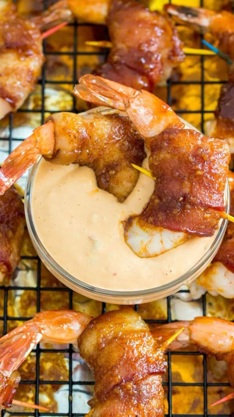 Bacon Wrapped Shrimp is the perfect finger food. A great combo of sweet and savory, thanks to the delicious smoky brown sugar rub that and crispy bacon. Bacon Wrap Shrimp Recipes, Shrimp Dipping Sauce, Wrapped Shrimp, Bacon Wrapped Shrimp, Brown Sugar Recipes, Shrimp Appetizers, Bacon Appetizers, Shrimp Recipes Easy, Shrimp Dishes