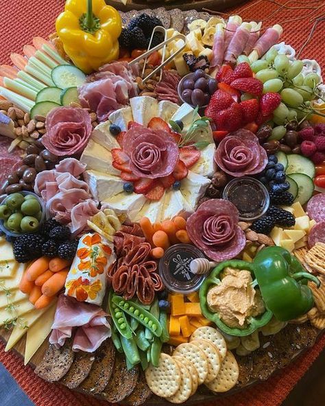 Wedding Party Charcuterie Board, Ring Bologna And Cheese Platter, Family Reunion Charcuterie Board, Meat Cheese And Veggie Charcuterie Board, Charcuterie Board Round Platter, Charcuterie Round Board Ideas, Sharcoutery Board, Large Round Charcuterie Board, Round Charcuterie Board Layout