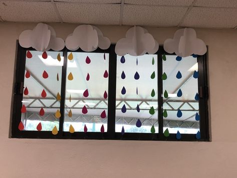 Give some color to your windows with this simple and beautiful rainy drops! #kindergarten #backtoschool #classroomdecor #classroomideas #decorationclassroom Simple Kindergarten Classroom Decor, Decoration For Classroom, Classroom Window Decorations, Rainy Window, Classroom Window, Teachers Room, Preschool Decor, Kindergarten Classroom Decor, Toddler Classroom