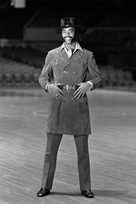 Walt Frazier Willis Reed, Walt Frazier, Concept Sneakers, Nba Uniforms, Basketball Hall Of Fame, Bill Russell, Harlem Globetrotters, Willie Mays, One Championship