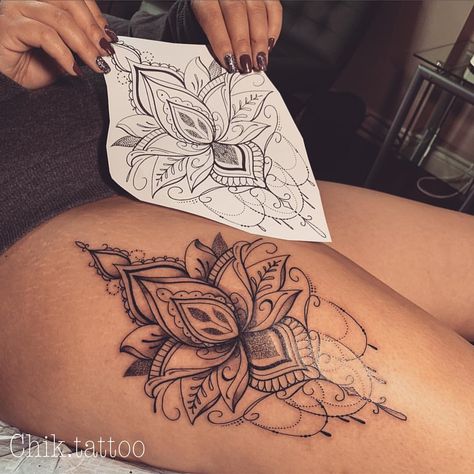 Pic 1 ou 2 ?????? Cute Thigh Tattoos, Girl Thigh Tattoos, Flower Thigh Tattoos, Hip Thigh Tattoos, Thigh Tattoo Designs, Dragon Tattoo For Women, Hip Tattoos Women, Cat Tattoos, Inspiration Tattoos