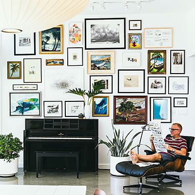 Streamline a gallery wall: Use frames that are the same style/color, or hang them along the same horizontal or vertical axis. Mid Century Modern Gallery Wall, Mid Century Modern Makeover, Deco Tv, Gallery Wall Design, Photo Wall Display, Modern Gallery Wall, Gallery Walls, Beautiful Interior Design, Inspiration Wall