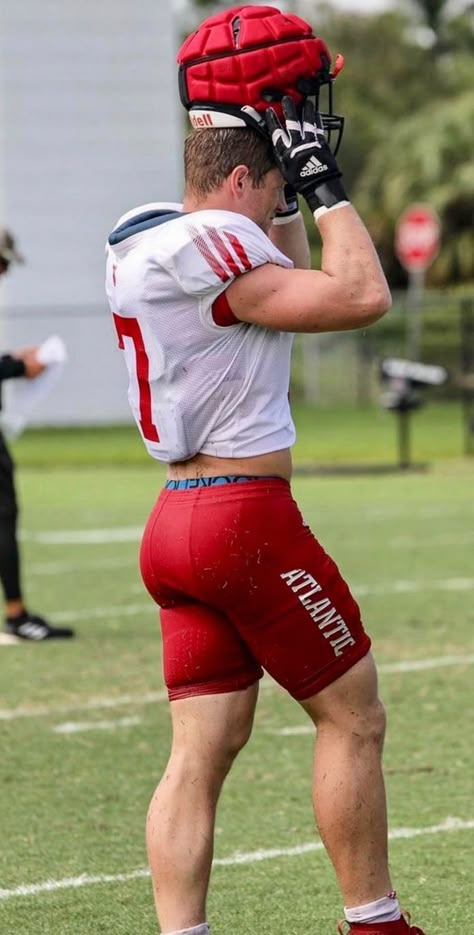 Handsome Football Players, Hot Baseball Players, Cute Football Players, Football Photography, Florida Man, Baseball Guys, Football Pants, Rugby Men, American Football Players