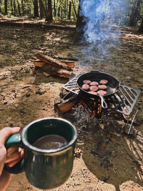 cozy camping aesthetic <3 Camping Aesthetic Boyfriend, Camping Asthetics Photos, Solo Road Trip Aesthetic, Solo Camping Aesthetic, Camping Astethic Pictures, Camping Aesthetic Friends, Tent Camping Aesthetic, Granola Life, Camp Aesthetic