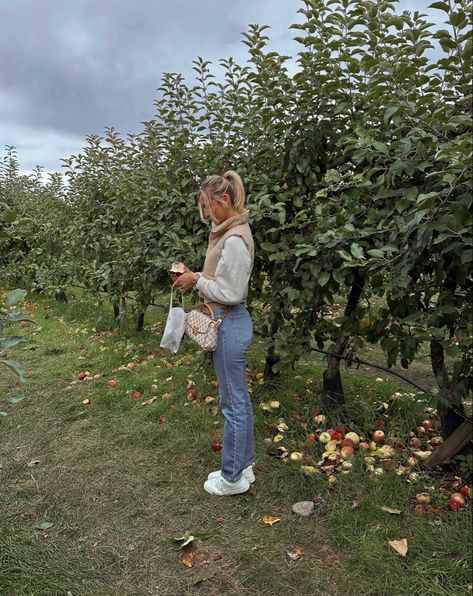 Apple Festival Outfit, Apple Picking Outfit Fall Casual, Apple Orchard Outfit, Apple Picking Outfit Fall, Apple Picking Outfit, Oak Glen, Apple Festival, Outfit Aesthetics, Apple Orchard