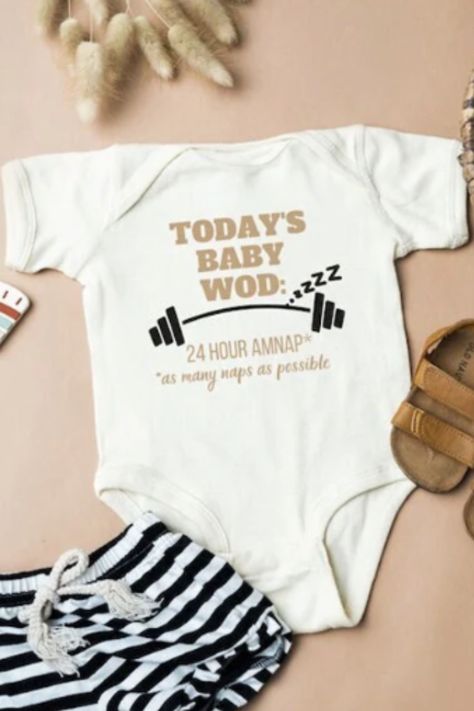 Crossfit Baby Shower Ideas, Gym Pregnancy Announcement, Crossfit Baby, Gym Couple, Crossfit Girl, Parents To Be, Outfit Gym, Gym Gifts, Diy Baby Shower Gifts