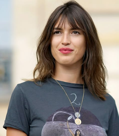 The 8 Different French Makeup Looks of Jeanne Damas Jeanne Damas Lipstick, Jeanne Damas Haircut, Jeanne Damas Hair, French Haircut Medium, French Shag, French Fringe, Damas Style, Jeanne Damas Style, Langer Pony