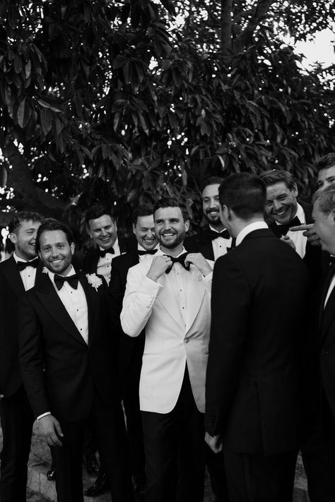 Black Tie Bride And Groom, Black Tie Wedding Groomsmen, Black And White Tie Wedding, Groomsmen Pics, Groomsman Photos, Black Tie Groom, Wedding Earthy, Groom In White, Groomsmen Portraits