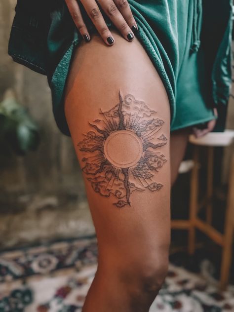 Celestial fineline sun thigh leg tattoo with rays and celestial clouds. Sun Around Knee Tattoo, Art Nouveau Sun Tattoo, Leg Sleeve Tattoos Women, Sun Leg Tattoo, Celestial Sun Tattoo, Sun Hip Tattoo, Sun Knee Tattoo, Knee Tats, Over The Knee Tattoo