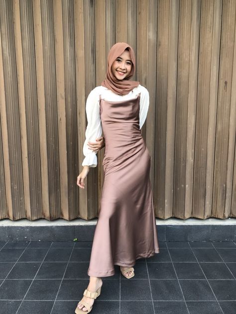 Hijabi Satin Dress Outfit, Satin Gown Modest, Satin Dress Modest Outfit, Satin Dress Hijab Outfit, Hijab Outfit For Party, Modest Satin Dress Outfit, Hijabi Slip Dress Outfit, Slip Dress Outfit Hijab, Satin Dresses Modest