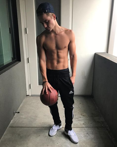 Name the time and place 🏀🏀 COMMENT ANY QUESTIONS YOU WANT TO ASK ME!!! DOING A Q&A TOMORROW!! Bad Boy Aesthetic, Shirtless Men, Male Body, Boyfriend Pictures, Basketball, Wattpad, Models, Quick Saves