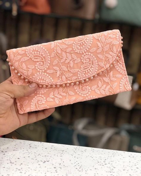 💌 **Elegant Salami Envelopes for Your Special Occasions** 💌 Present your salami with grace and style using our beautifully designed Salami Envelopes. Perfect for weddings, mehndi, and other festive celebrations, these envelopes are crafted to add a touch of sophistication to your monetary gifts. ✨ **Features:** - Intricately designed with traditional patterns and embellishments - Available in a variety of colors and designs to suit any occasion - Made from high-quality, durable materials - ... Hand Made Purse, Hand Purse For Women, Return Gifts Indian, Clutch Purse Wedding, Papa Birthday, Colorful Clutch, Embroidered Clutch Purse, Shagun Envelopes, Cash Gifts