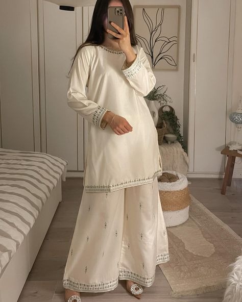 White Eastern Dresses, Pakistan Simple Dress, White Dress Design Pakistani Simple, Desi Dresses Casual, Stylish Dress Design In Pakistan, Long Kameez Design, Eid Dress Ideas, Dress Design Pakistani, Eid Outfit Ideas