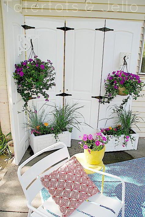 Hinged old panel doors repurposed into a lovely screen and old corbels repurposed into hangers for plants.  What's not to like?? Folding Shutters, Old Closet Doors, Diy Patio Ideas, Old Screen Doors, Diy Privacy Screen, Patio Privacy Screen, Fence Planters, Patio Privacy, Diy Planter Box