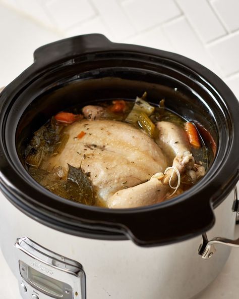 Slow Cook Whole Chicken, Whole Chicken Soup, Chicken Noodle Soup Crock Pot, Cooking Whole Chicken, Whole Chicken Recipes, Garlic Chicken Recipes, Lemon Garlic Chicken, Crockpot Recipes Beef, Cook Chicken