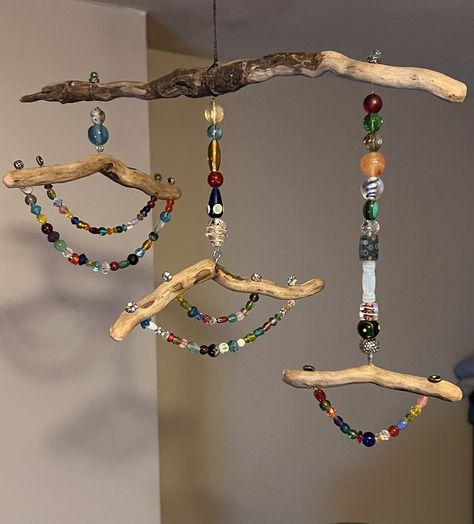 Wind Chimes With Bells Diy, Outdoor Mobiles Garden Art, Natural Sculpture Art, Driftwood And Beads, Beaded Sun Catchers Diy, Driftwood Garden Ideas, Driftwood Suncatchers, Driftwood Chimes, Bead Hangers