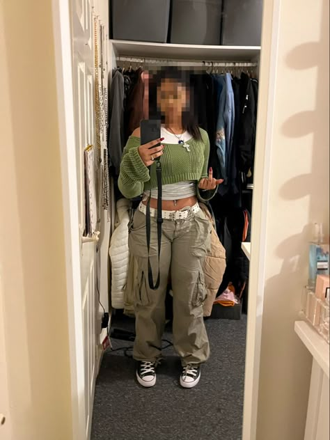 black girl outfit ideas winter hoodie y2k 2000s Cargos And Converse Outfit, Cargo Pants Outfit With Converse, Army Print Cargo Pants Outfit, Converse Outfit Streetwear, Y2k Converse Outfit, Green Outfit Streetwear, Winter Outfits Cargo Pants, Sweater With Cargo Pants, Grey Crop Top Outfit