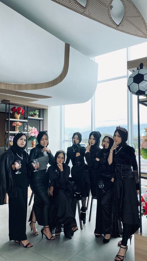 Yearbook Tema Mafia, Ootd Mafia Wanita, Night Party Outfit Hijab, Mafia Hijab Style, Mafia Yearbook, Mafia Hijab, Outfit Mamba, Mamba Outfit, Maroon Hijab